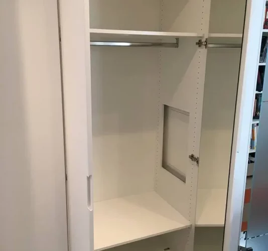 offene Garderobenschrank mit Sitzbank