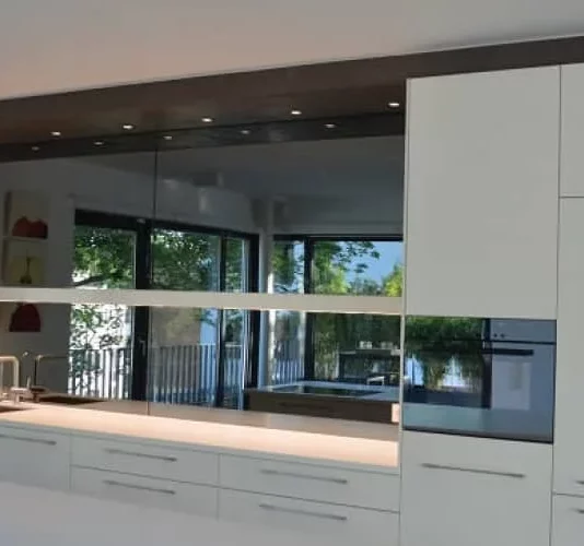 Küche mit Rückwandspiegel und Beton Cire