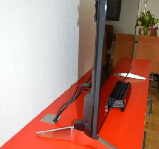 Kabelversteck des TV Möbel mit roten Highlights