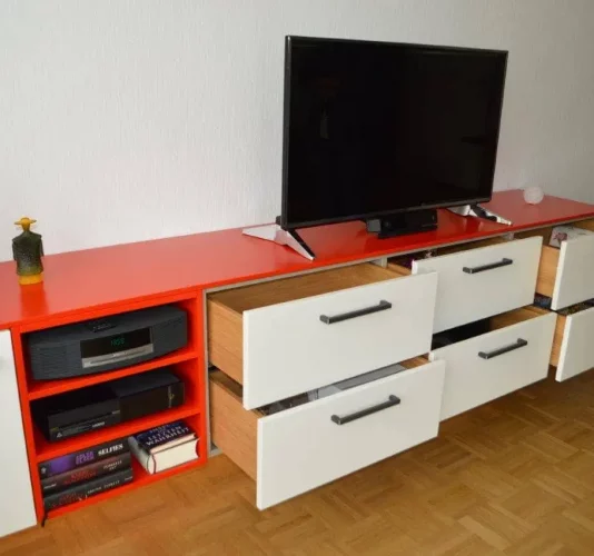 Offene Schubladen des TV Möbel mit roten Hightlights