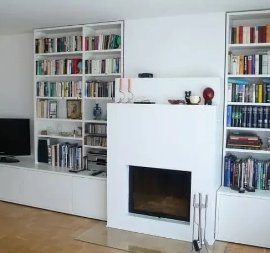 Seitenansicht von Wohnzimmerschrank mit Bücherregalen
